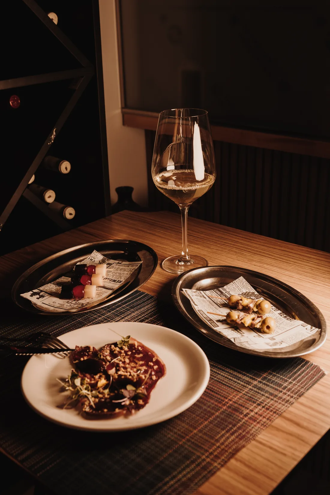 Mesa del Baio Wine Bar con copa de vino y pinchos de Casa Palacchio