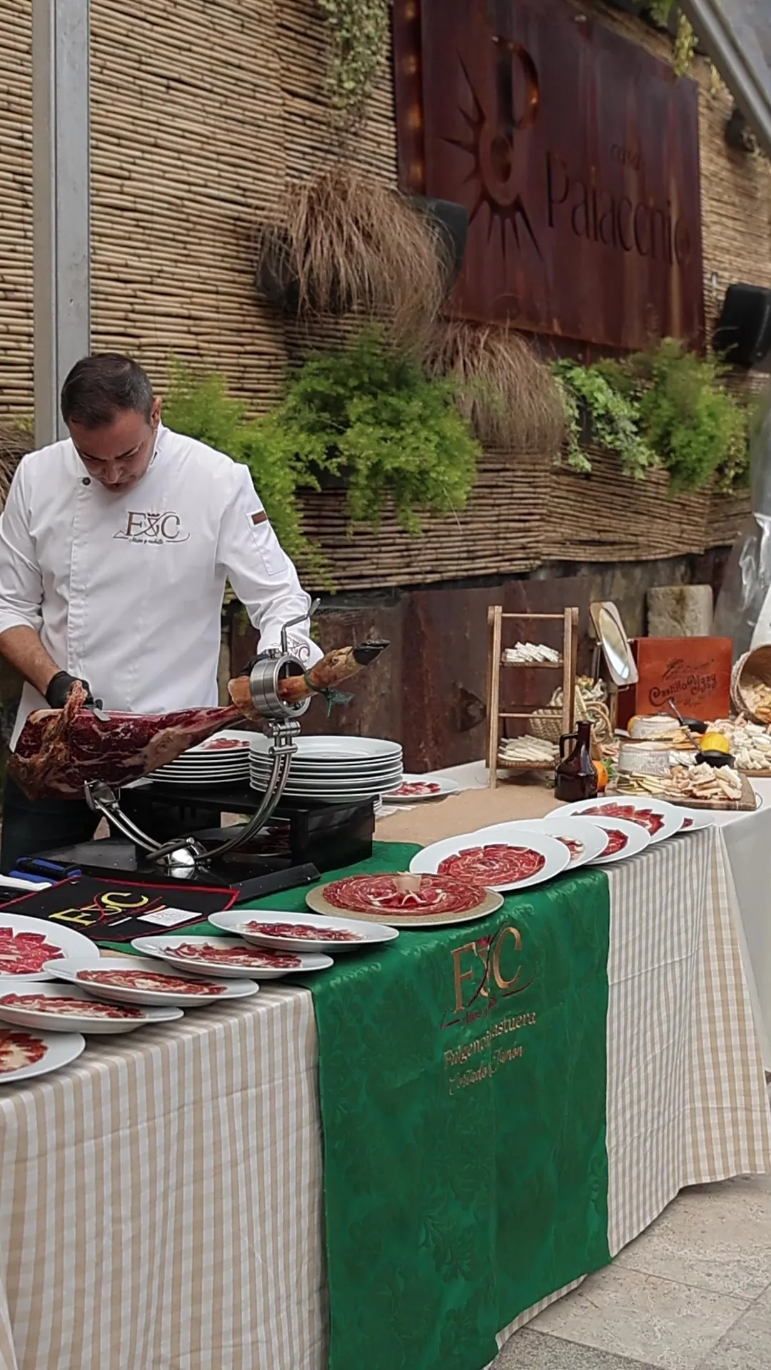 Cortador de jamón en directo en Casa Palacchio