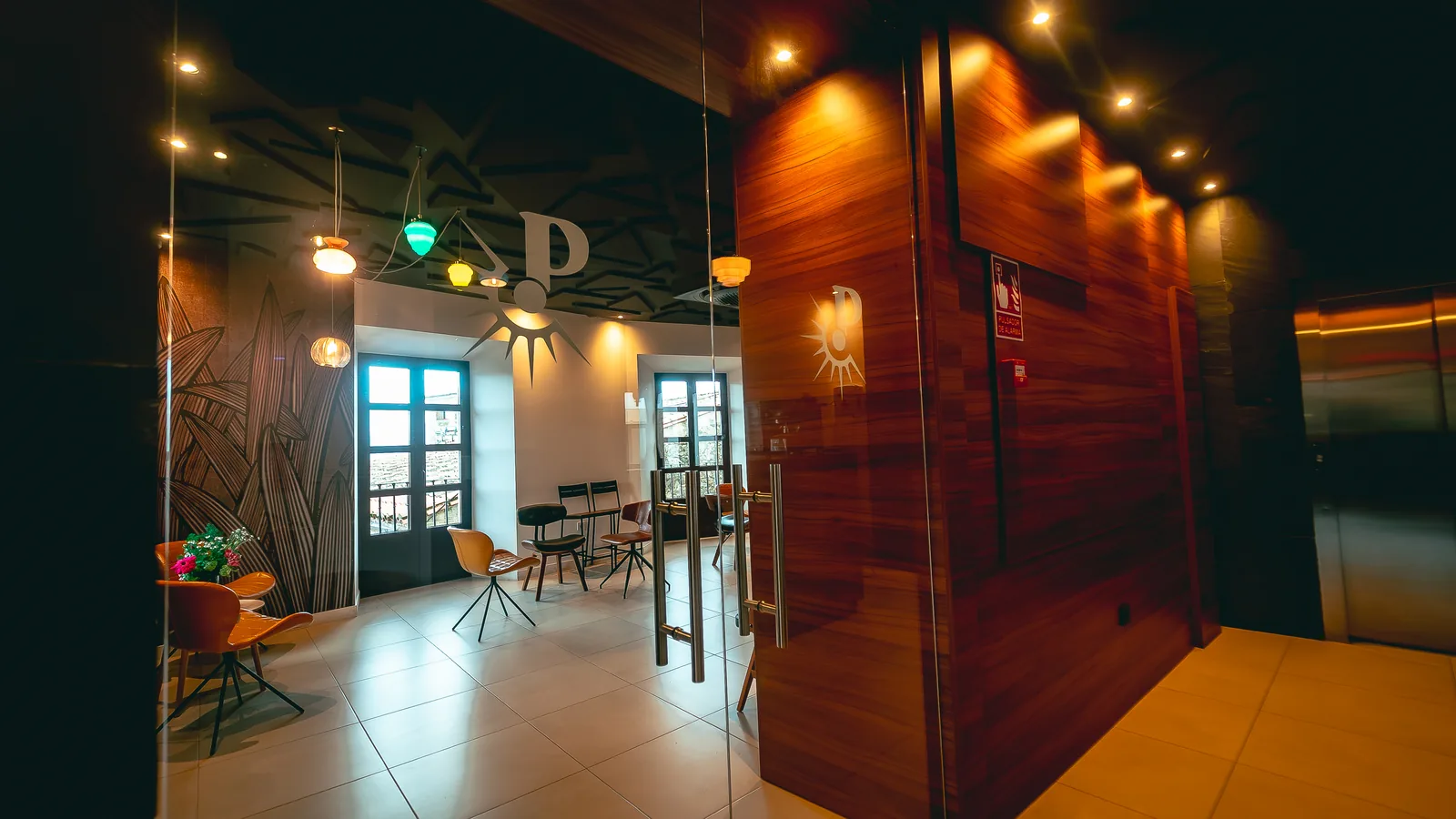 Salón para eventos de Casa Palacchio con el emblema iluminado