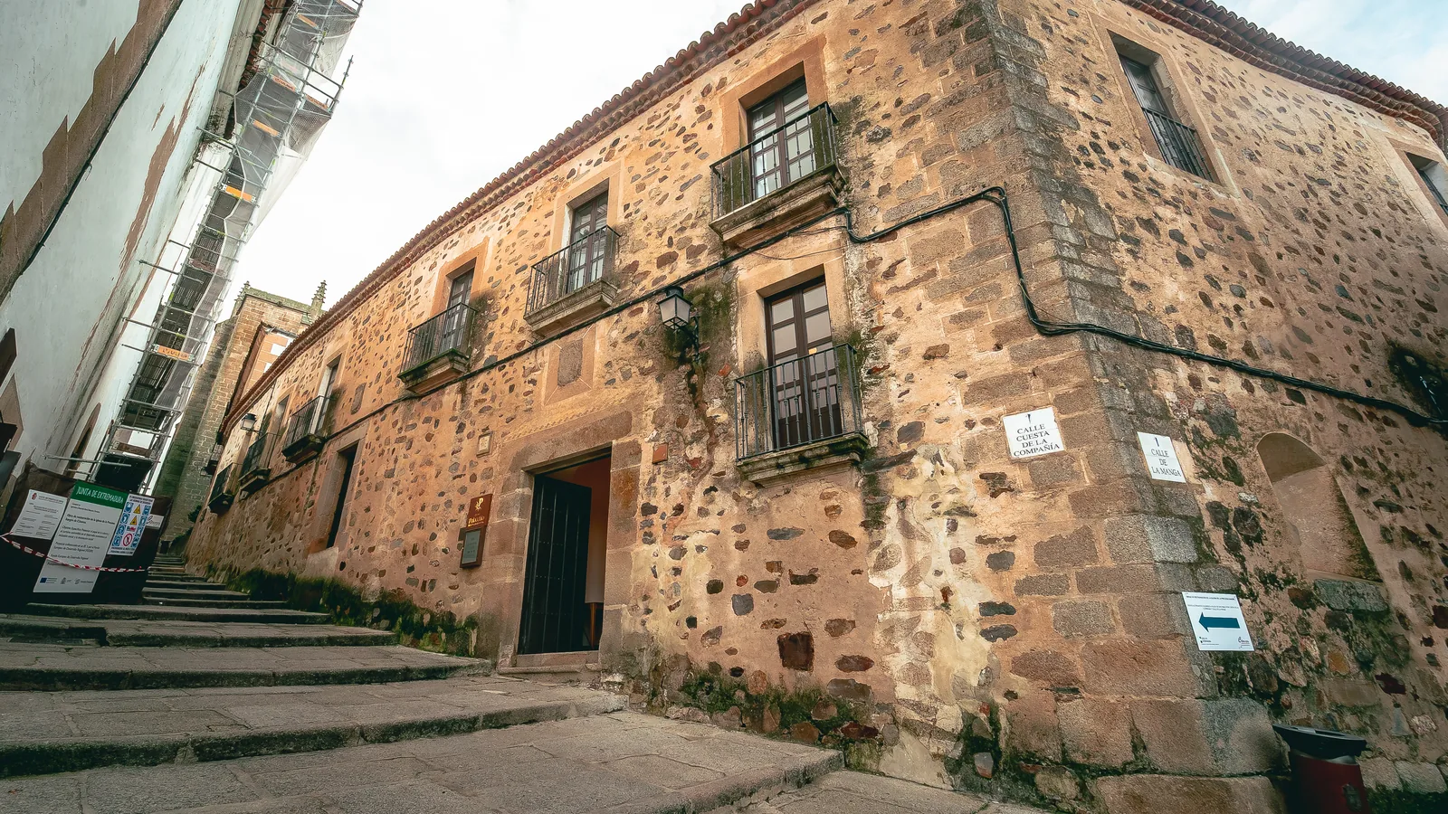 Fachada de piedra de Casa Palacchio en la Calle Cuesta de la Compañía, Cáceres