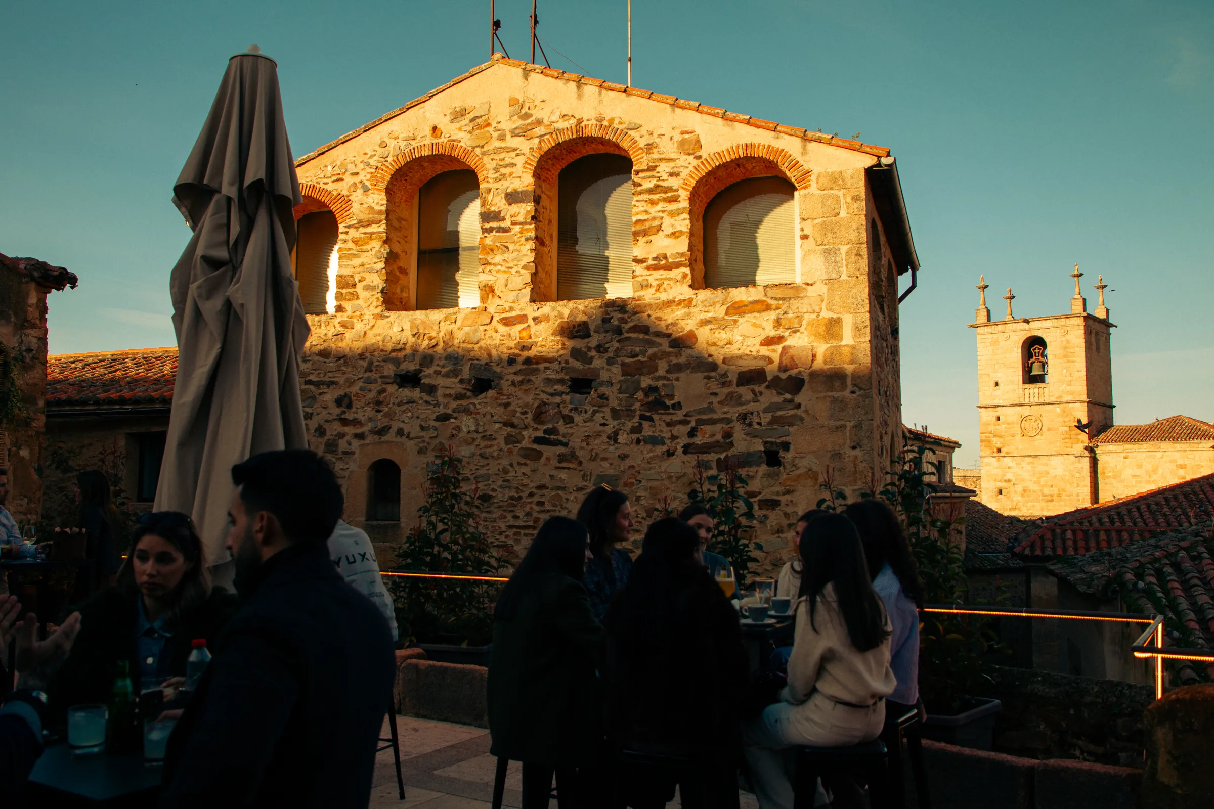 Terraza de Casa Palacchio con vistas a la torre del casco histórico de Cáceres